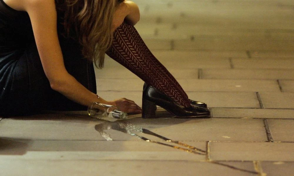 Κρήτη: Μεθυσμένη ξάπλωσε.. στη μέση του δρόμου και φώναζε!